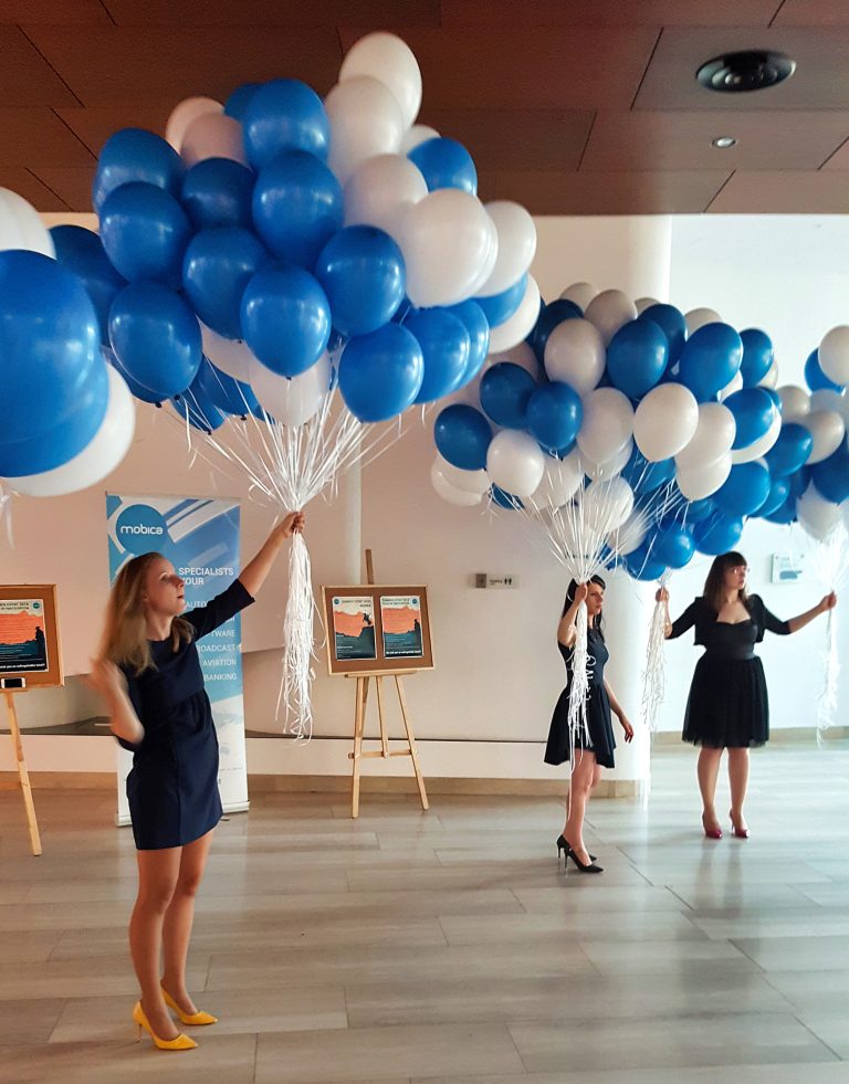 Balony z helem gotowe do rozdawania wśród uczestników konferencji