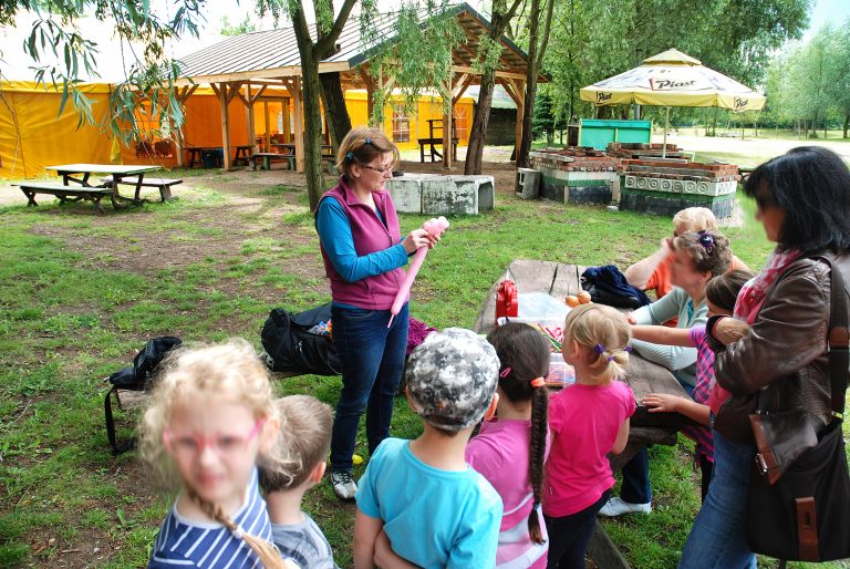 Kręcenie balonowych zwierzaków dla przedszkolaków