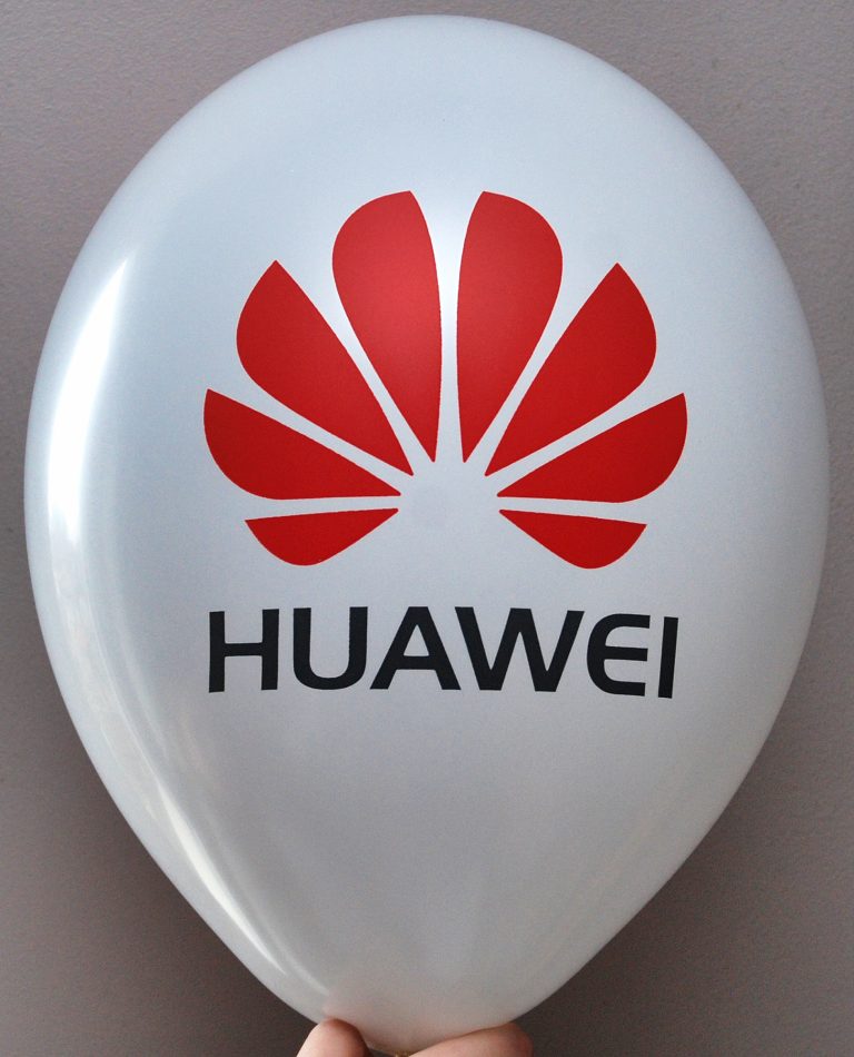 Biały balon z nadrukiem dwukolorowego logo