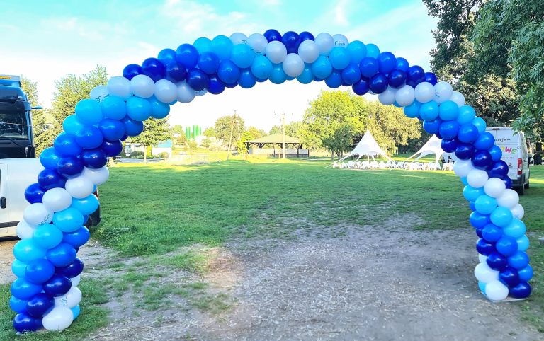 Brama balonowa jako dekoracja wejścia na teren pikniku firmowego