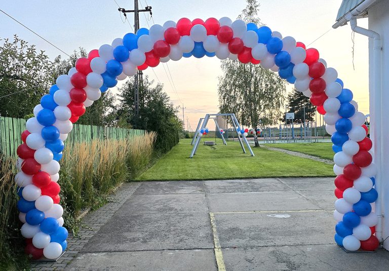 Łuk z balonów przy wejściu na teren szkolny.