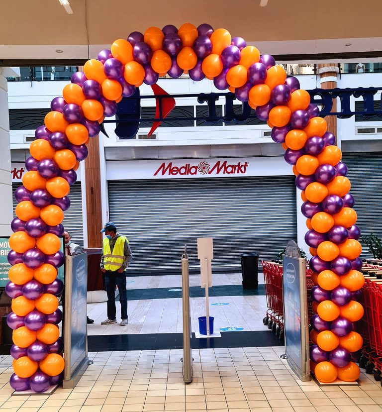 Brama z balonów w sklepi Carrefour