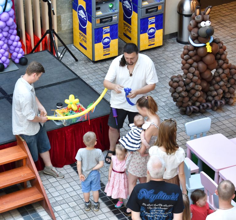 Kręcenie balonowych figurek z okazji Dnia Dziecka