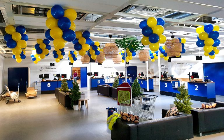 Sople z balonów na urodziny sklepu IKEA