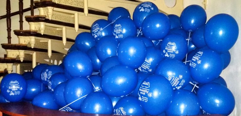 Balony z logo założone na patyczki na akcję miejską