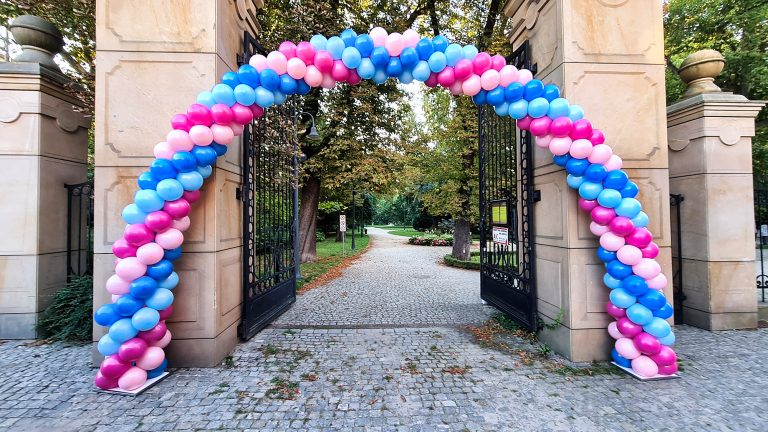 Brama balonowa jako dekoracja wejścia do wrocławskiego parku