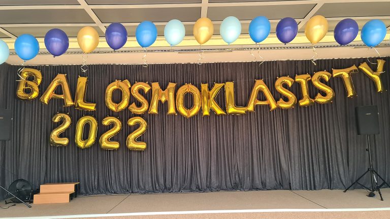 Dekoracja balonowa na bal ósmoklasisty.