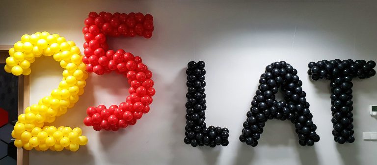 Napis z balonów 25 LAT