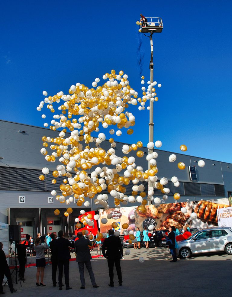 Zrzucanie balonów na evencie firmowym