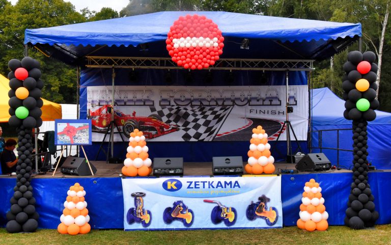 Dekoracja sceny przy pomocy balonów na plenerową imprezę firmową
