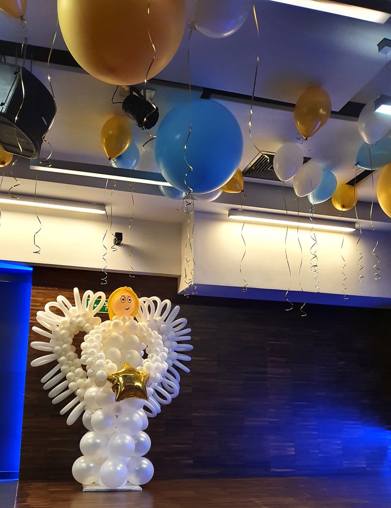 Anioł z balonów na tematyczny bal sylwestrowy