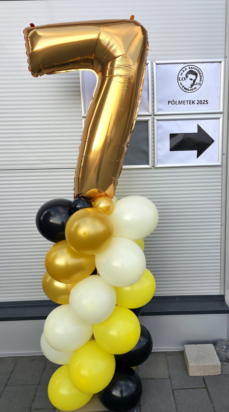 Dekoracja balonowa przy wejściu na bal.