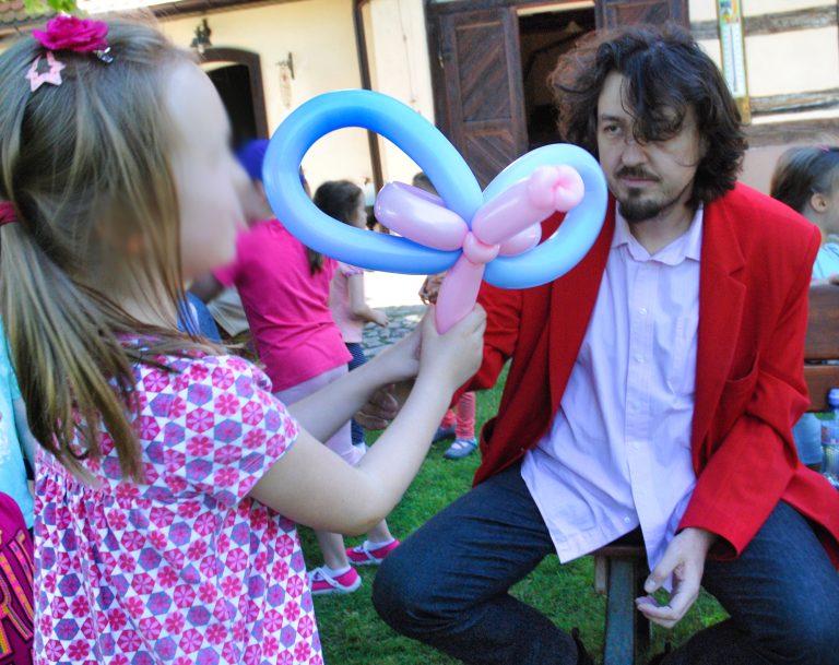 Kręcenie balonowych zwierzątek na pikniku
