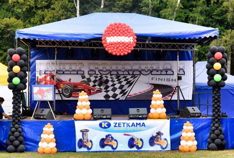 Światła drogowe i pachołki zrobione z balonów jako dekoracja sceny