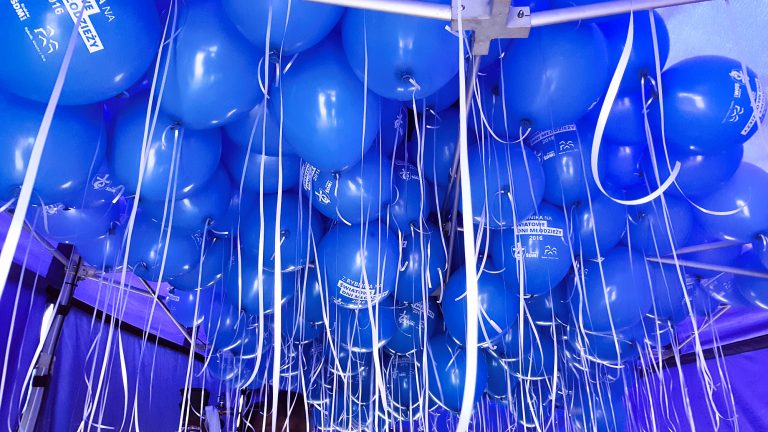 Balony z helem i nadrukiem przygotowane na rozdawanie na imprezie plenerowej