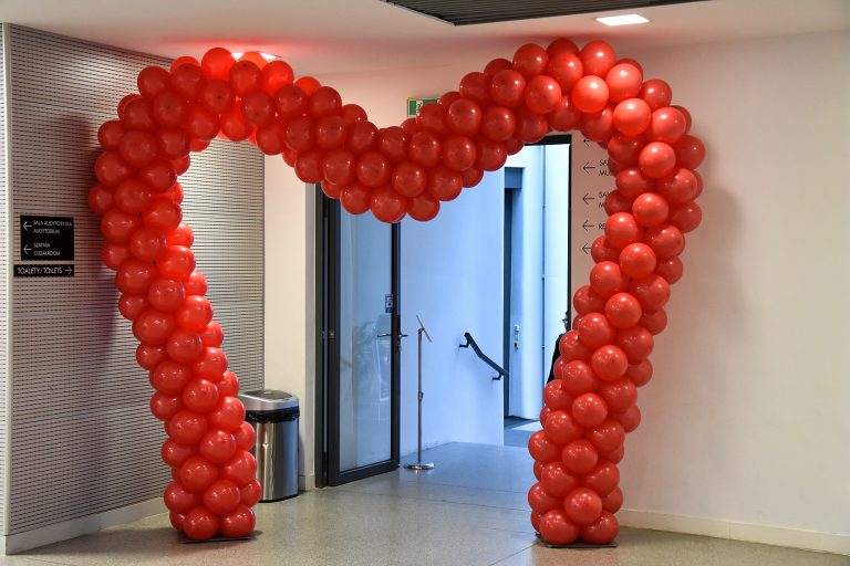 Brama balonowa w kształcie serca