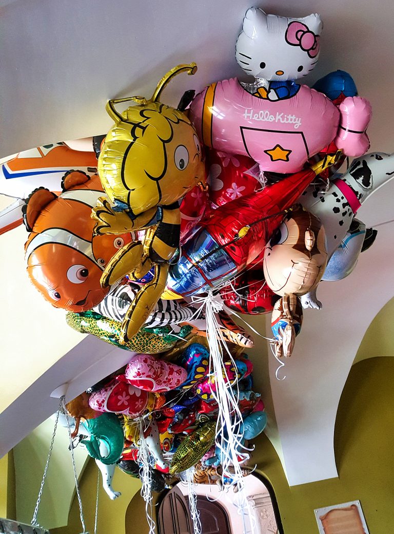 Balony foliowe w pęku jako niespodzianka dla dzieci