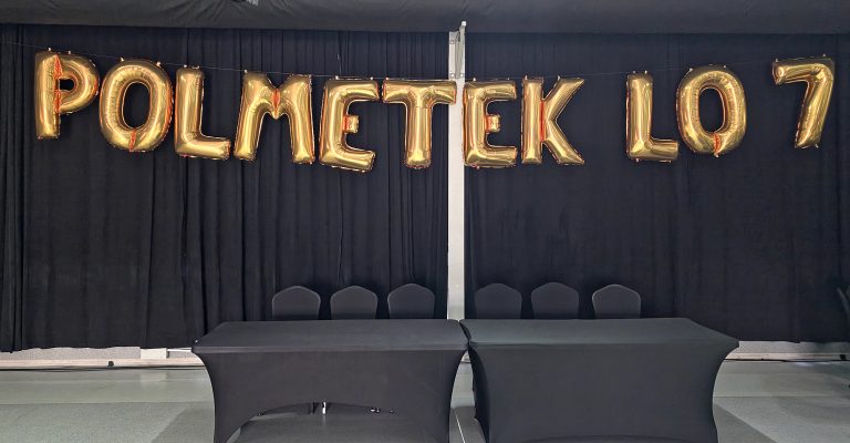Napis z balonów na półmetek.