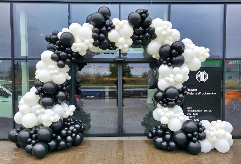 Organiczna brama z balonów na otwarcie salonu samochodowego Nawrot