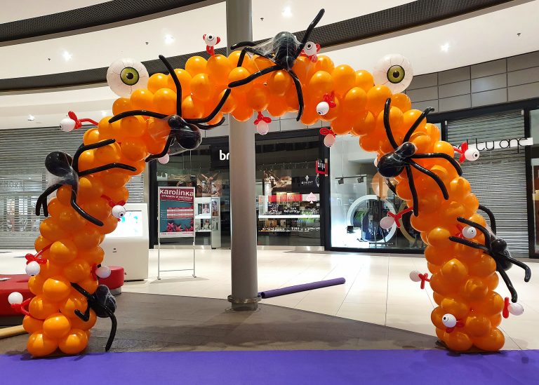 Brama z balonów w stylu Halloween w Galerii Handlowej