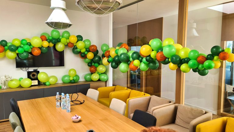 Organiczna girlanda z balonów na event dla dzieci w biurze