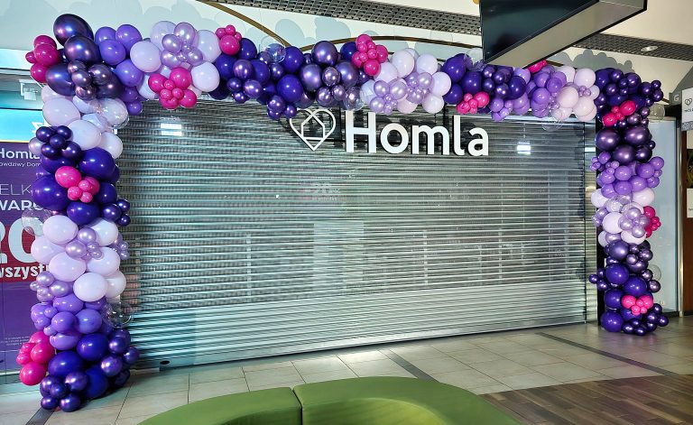 Organiczna brama z balonów na otwarcie salonu Homla