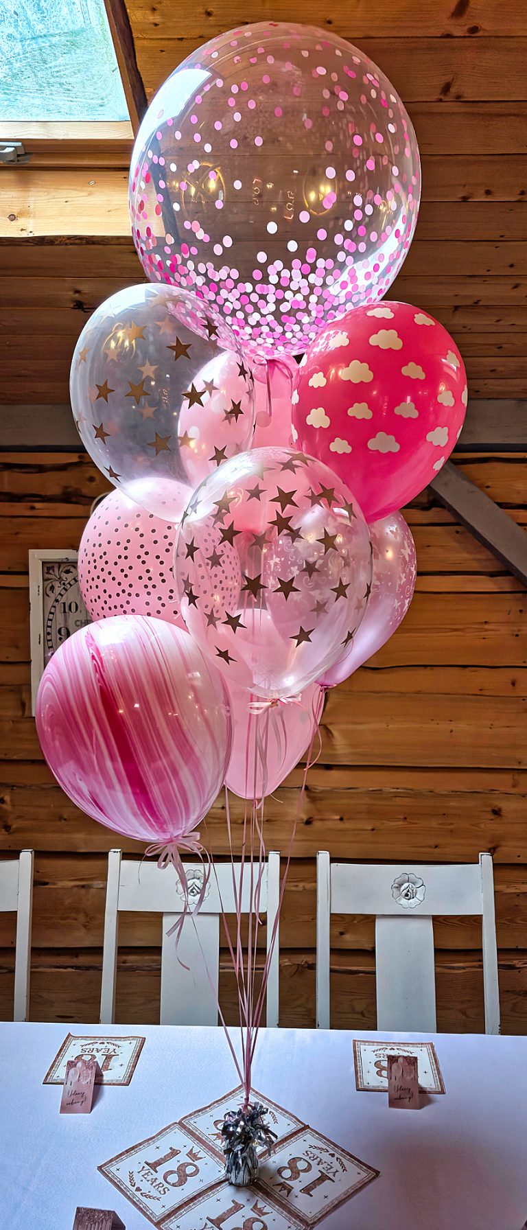Bukiet z balonów helowych jako dekoracja stołów