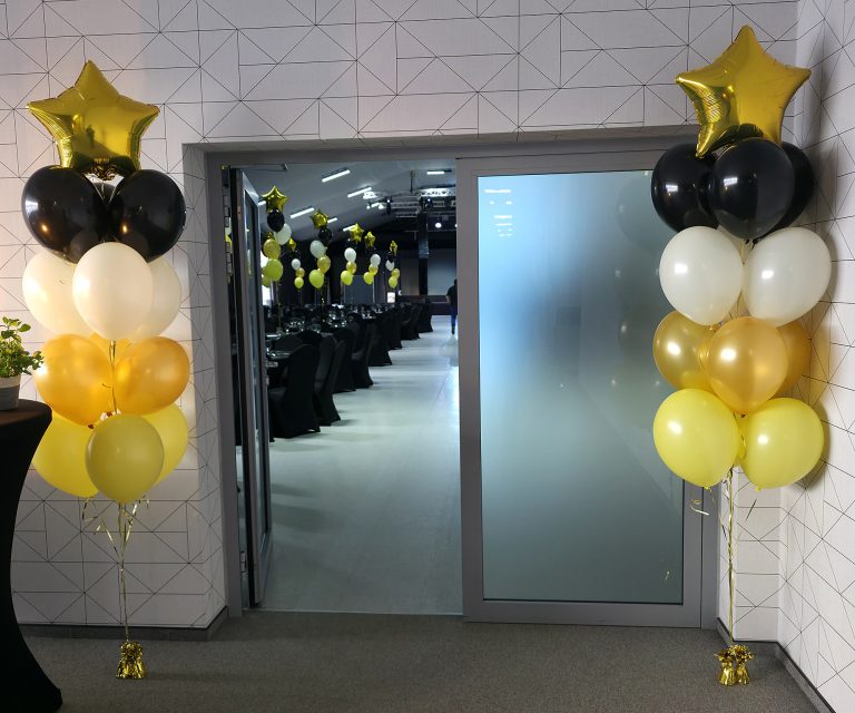 Balony z helem jako dekoracja wejścia na półmetek.