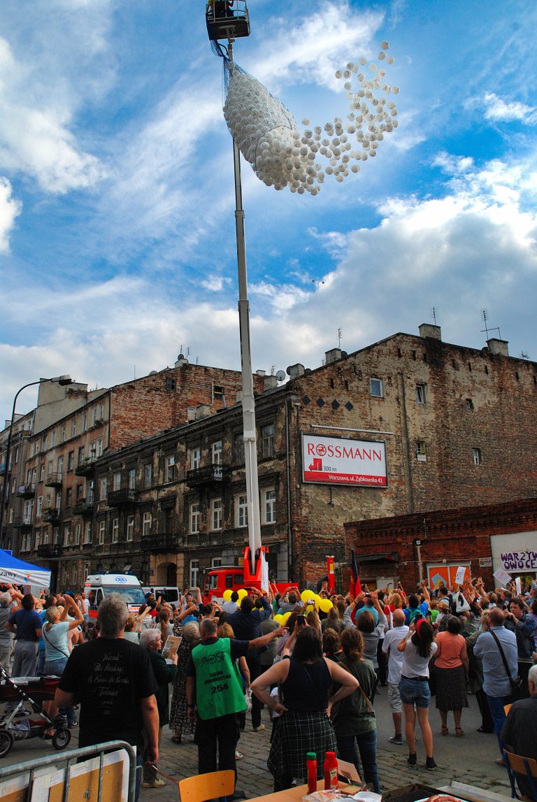 Zrzucanie balonów na warszawskiej Pradze