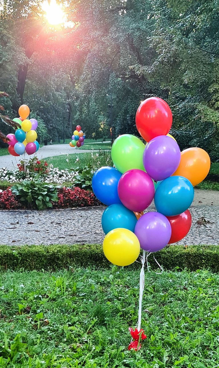 Balony z helem w parku we Wrocławiu