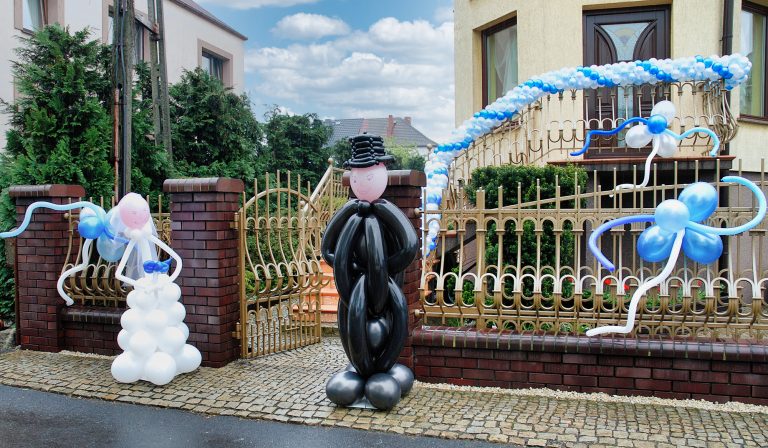 Drkoracje balonowe przed domem Pana Młodego