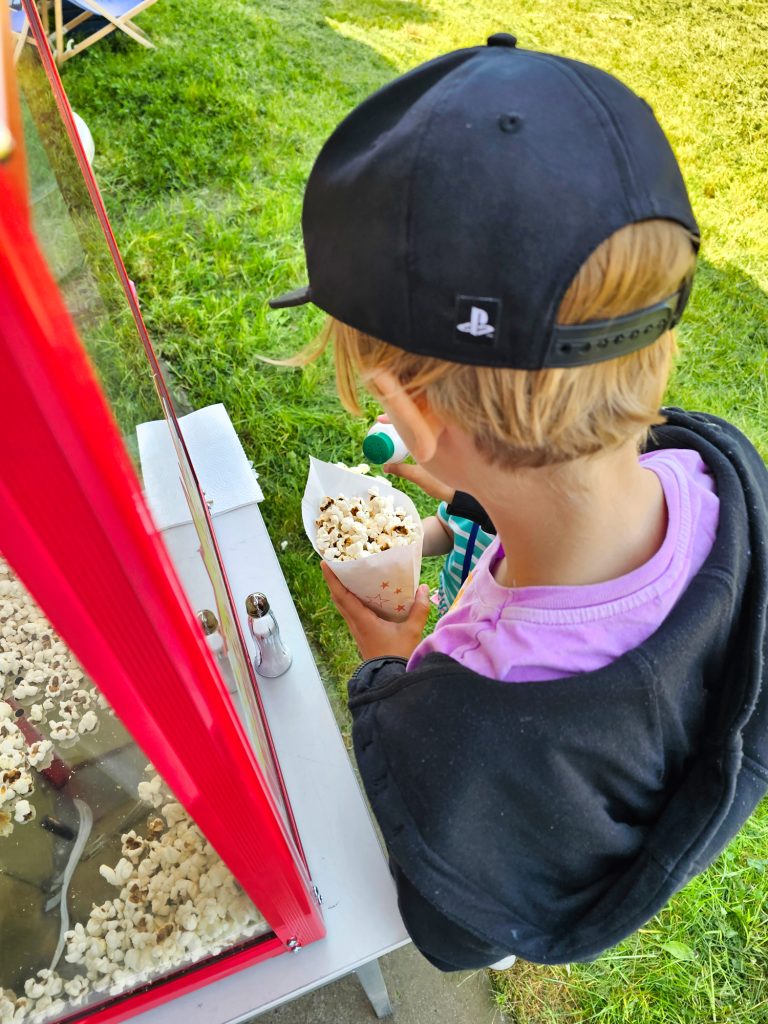 Popcorn na piknik rodzinny w plenerze