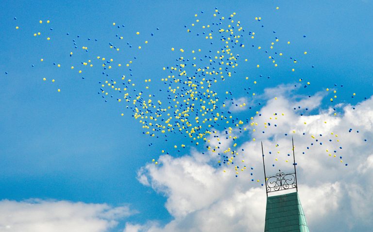 Balony z helem wypuszczone na pikniku unijnym odlatują nad miastem