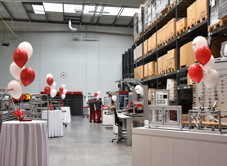 Balony z helem na hali produkcyjnej z okazji urodzin firmy