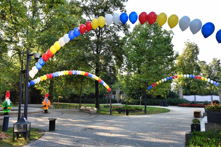 Balony z helem jako dekoracja na Wrocławskim Festiwalu Krasnoludków