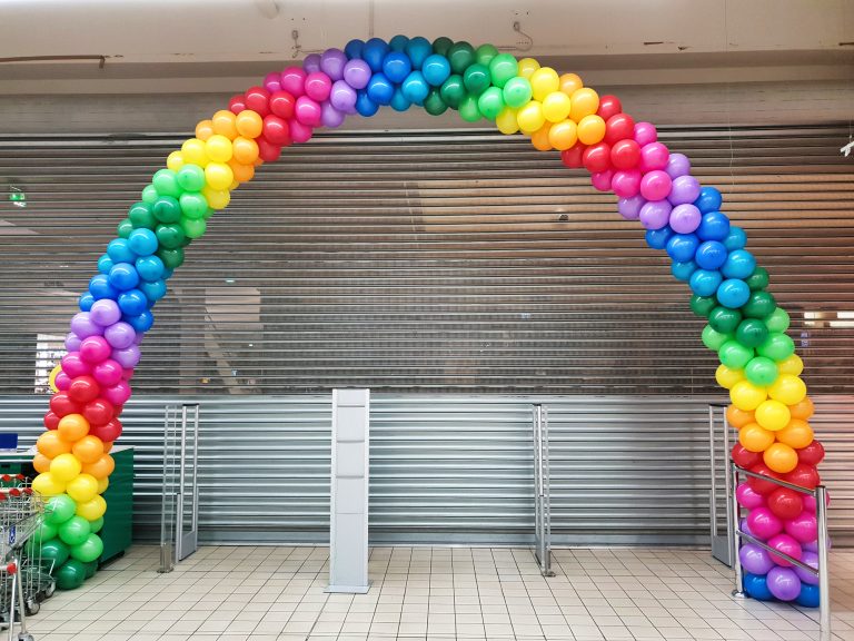 Brama z balonów w hipermarkecie Auchan