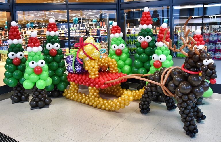 Świąteczna dekoracja z balonów jako atrakcja na otwarcie sklepu Lidl