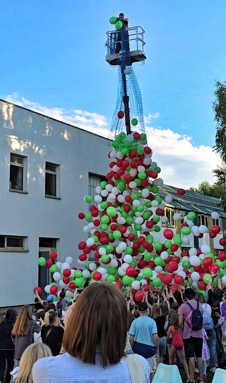 Zrzucanie balonów jako niespodzianka dla uczniów jednej z warszawskich szkół