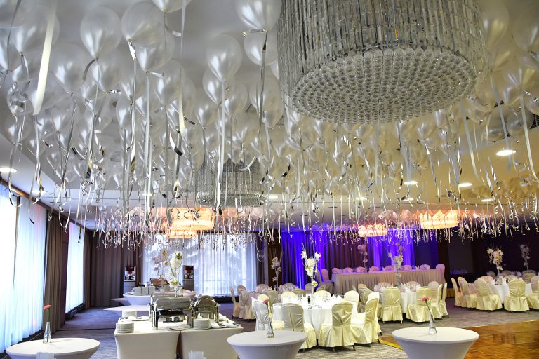 Balony z helem jako dekoracja na wesele w Hotelu Haston