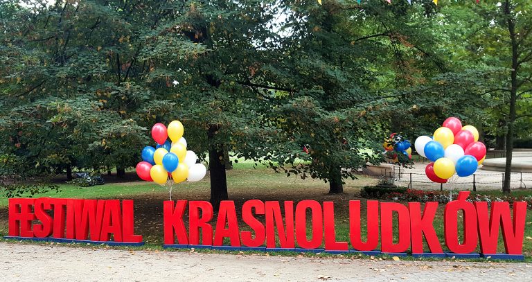 Balony z helem jako dekoracje we wrocławskim parku na Festiwalu krasnoludków
