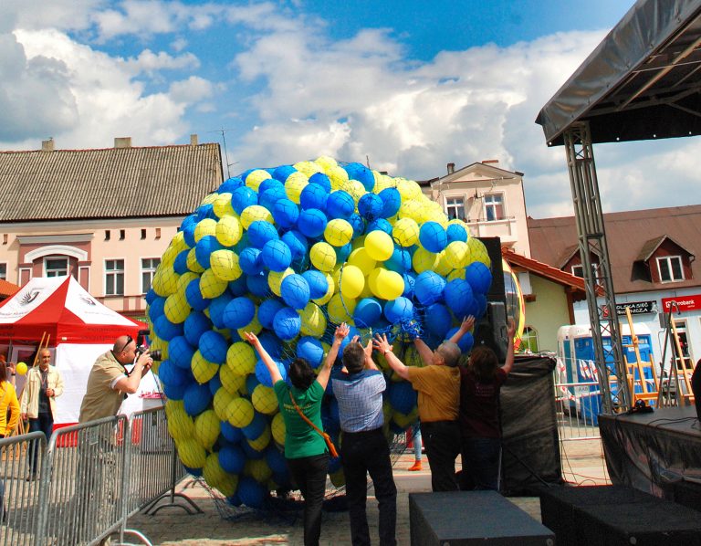 Miejscy notable wypuszczają 1000 balonów z helem