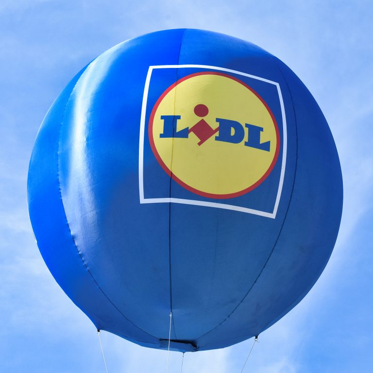 Balon reklamowy z helem lata z przekazem reklamowym
