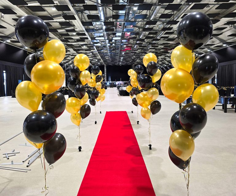 Bukiety z balonów napełnionych helem jako dekoracja wejścia na event