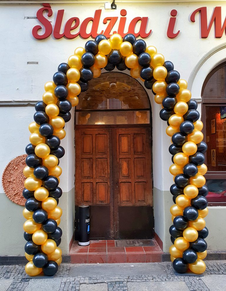 Brama z balonów na Starym Mieście we Wrocławiu