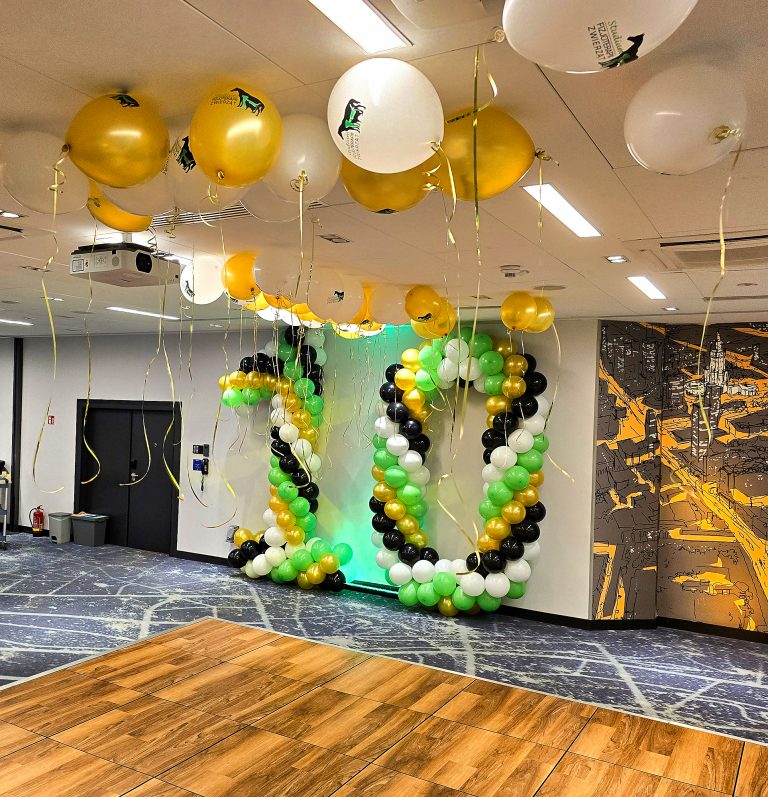 Dekoracja z balonów na jubileuszową imprezę firmową