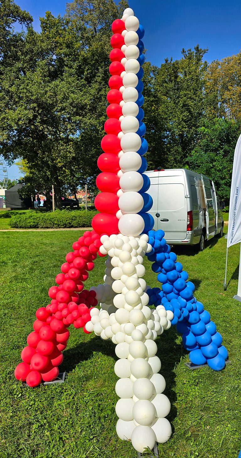 Wieża Eifla zrobiona z balonów