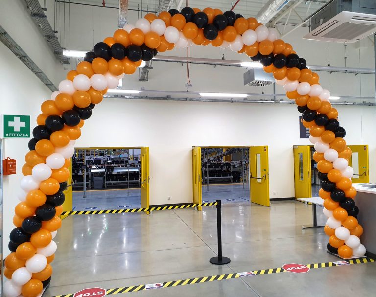Brama z balonów na terenie firmy Amazon