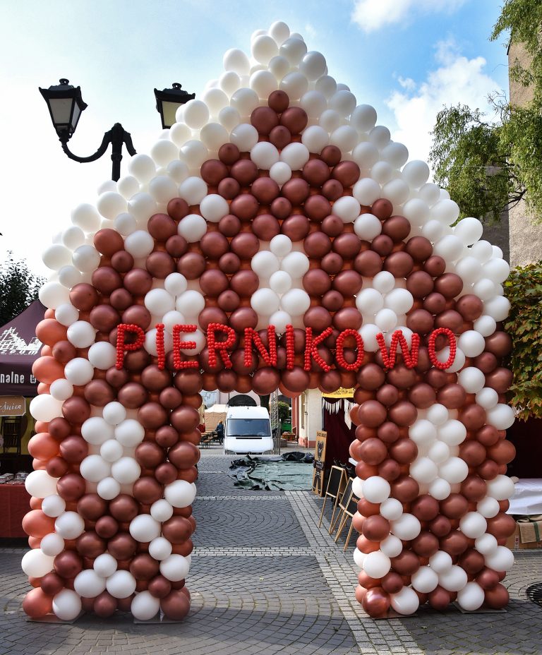 Zrobiony z balonów domek z piernika