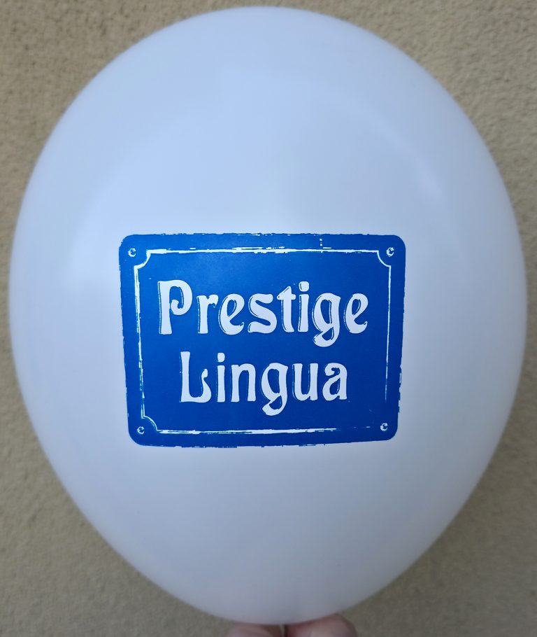 Biały balon z niebieskim nadrukiem