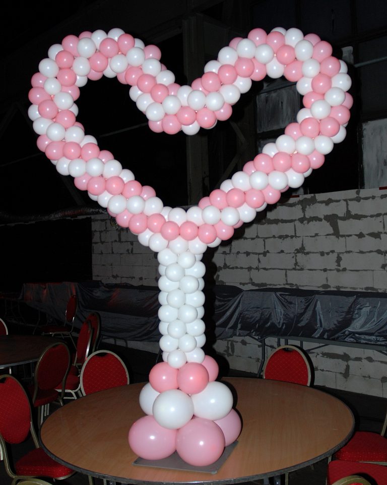 Stojące serce z balonów na walentynki